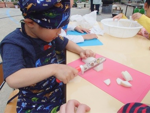 包丁で食材を切るこども