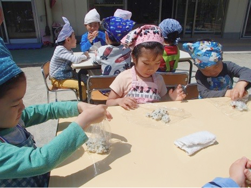 おにぎりを作るこども