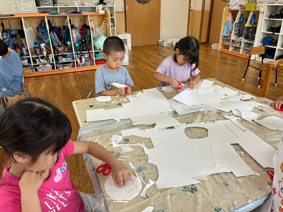 紙を破くこどもたち