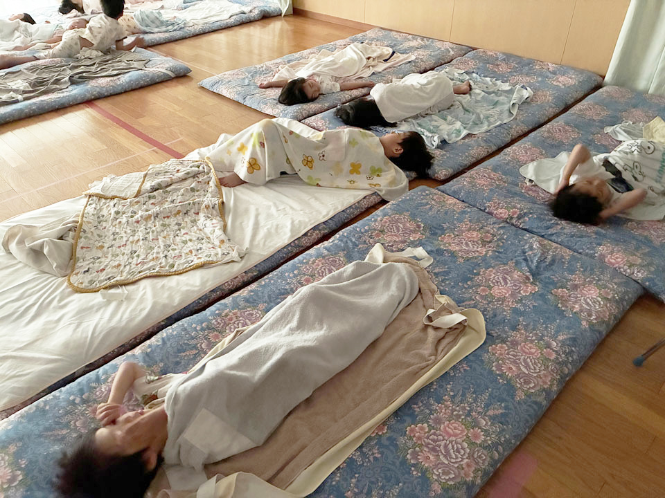 就寝するこどもたち