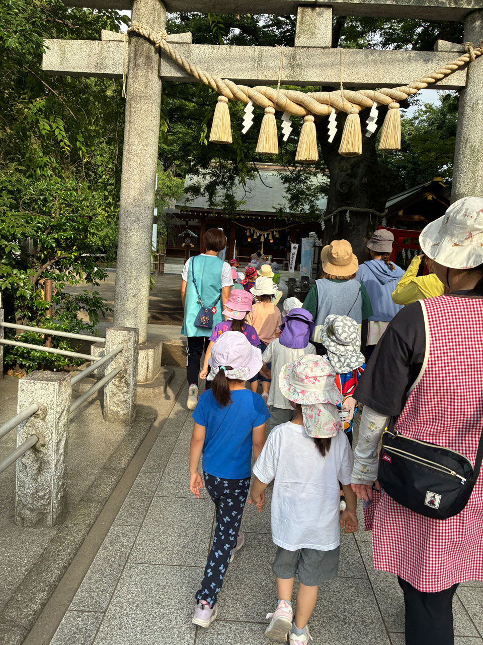 お出かけするこどもたち