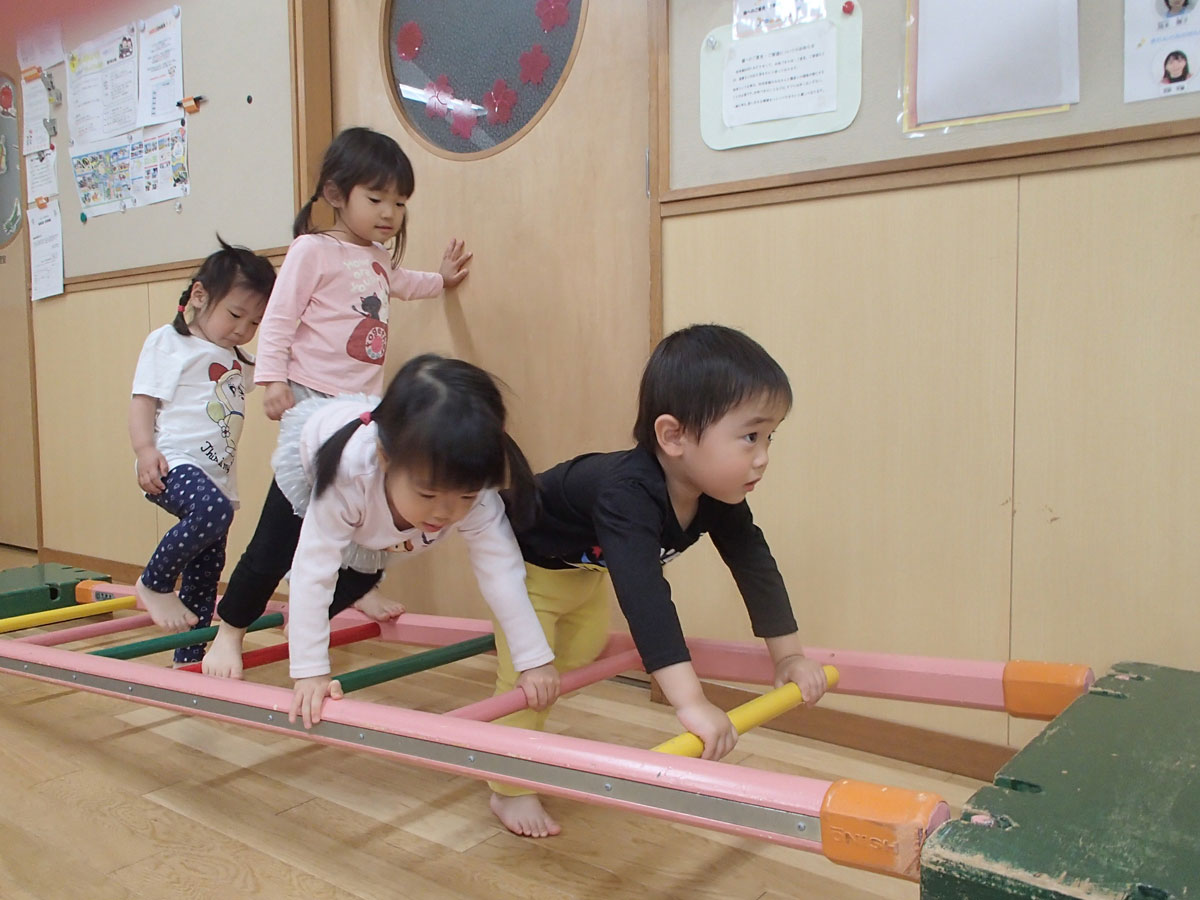 遊具で遊ぶこどもたちの写真